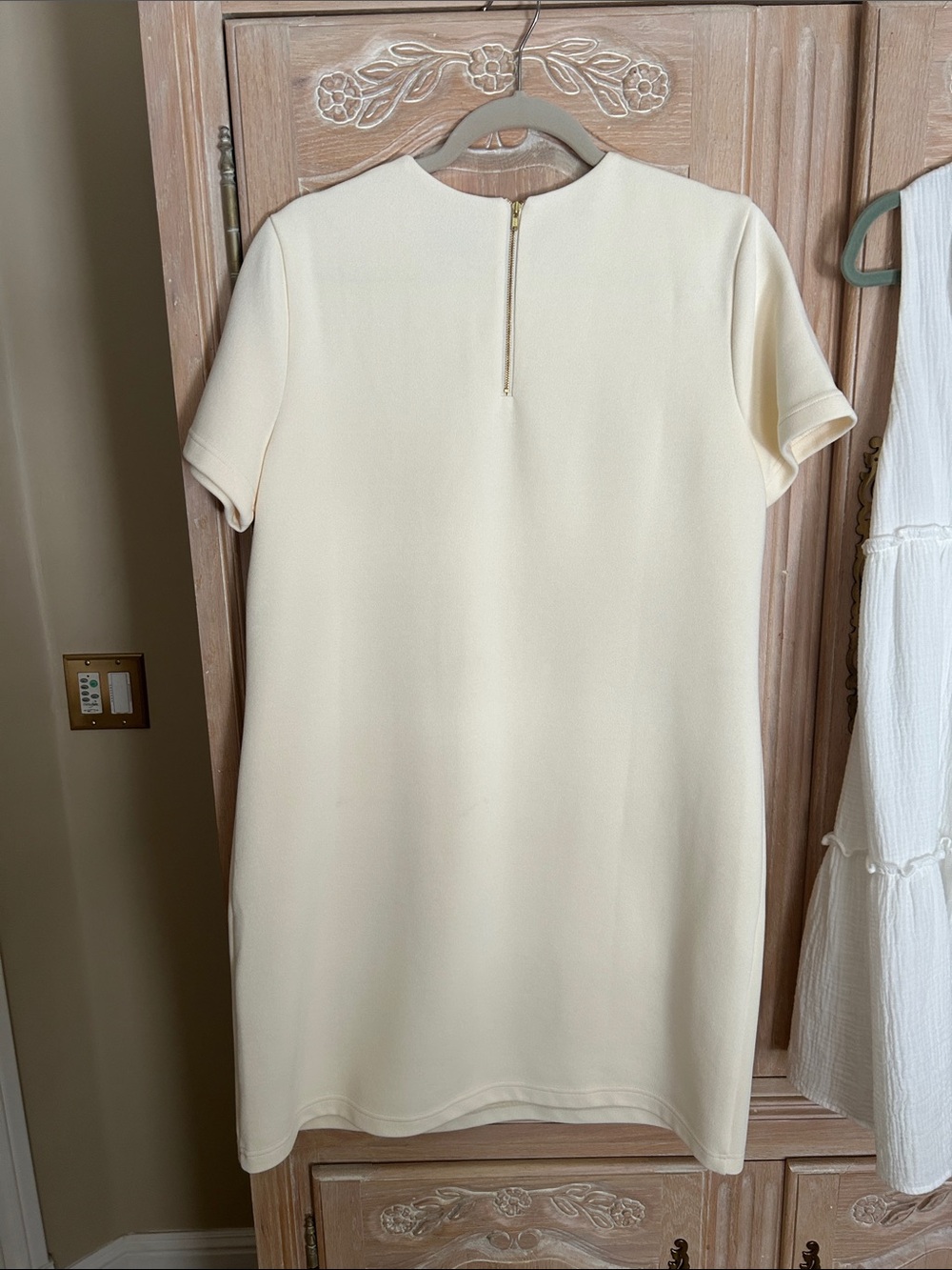 Tuckernuck Cream Short Sleeve Shift Dress with Navy-Trim Pockets - Picture 4 of 4